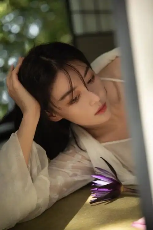 张馨予着白纱秀香肩古典园艺写真仙气十足