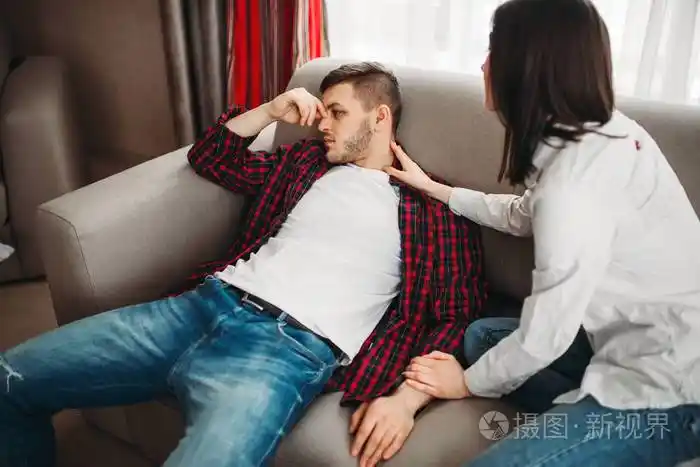 家庭冲突后的女人安慰她的男人