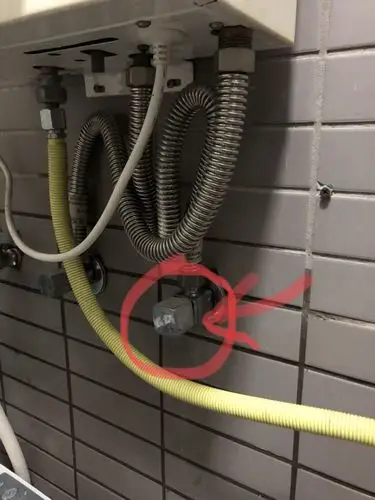 天然气热气热水器打开热进水那边就漏水,请问什麼原因呢?