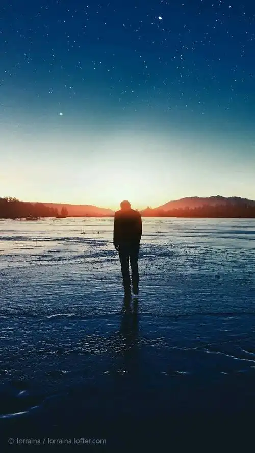 其实,他并不孤独,因为镜头外还有摄影师. 或许,他只是有点绝望.