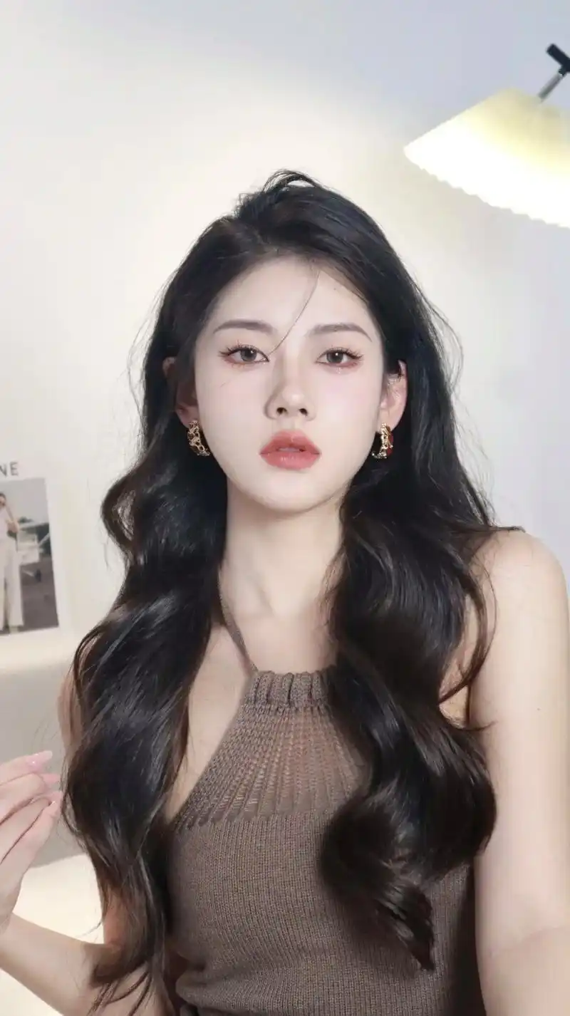 没有人能不爱冷艳姐姐.#纯欲天花板 #高颅顶 #法式慵懒卷  - 抖音