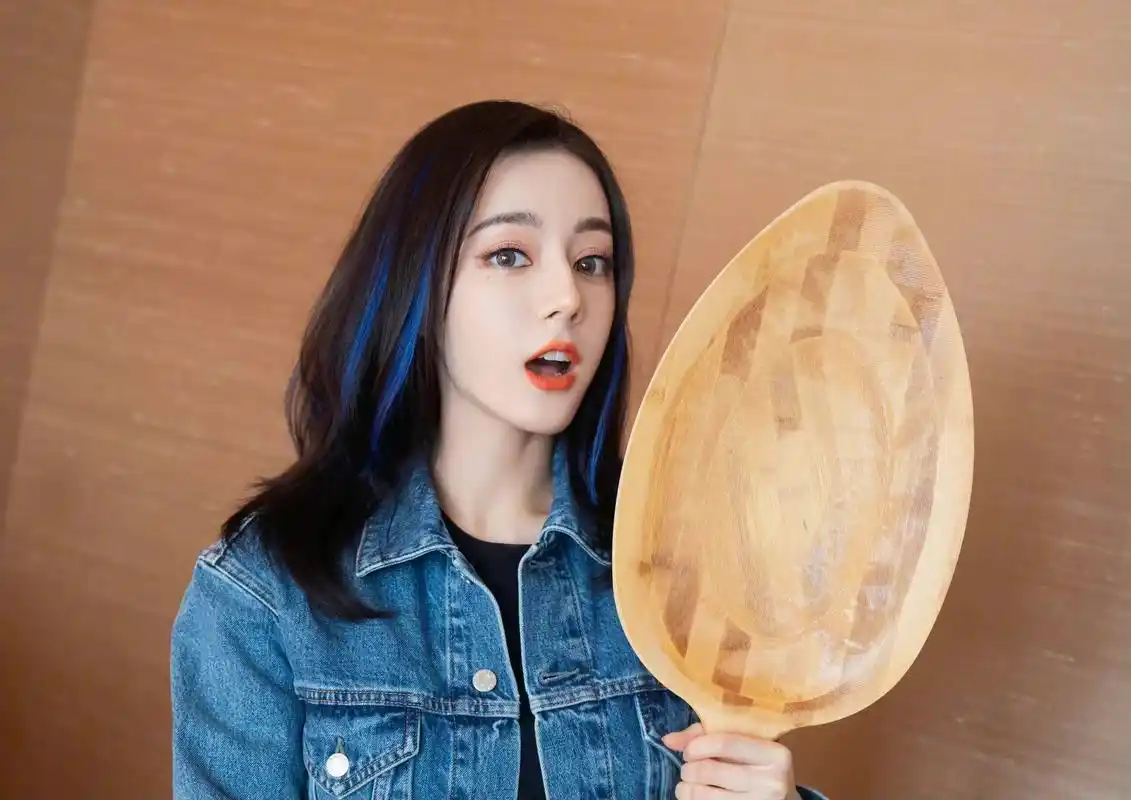 迪丽热巴回应古装短发造型,感叹这"哥哥"好帅,分享自己恋爱观