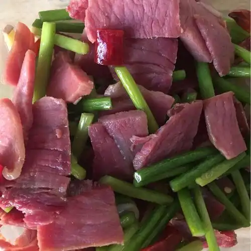 冰雪桃夭做的蒜苔炒腊肉