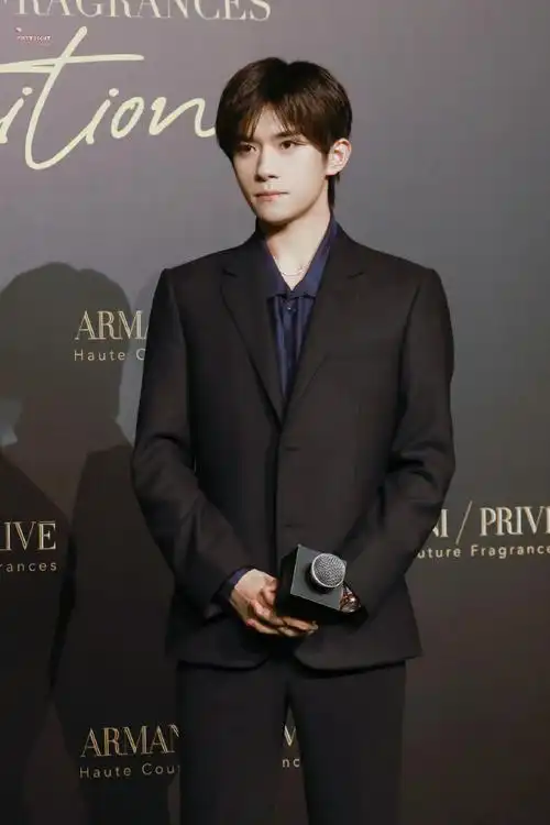 易烊千玺黑西装花絮