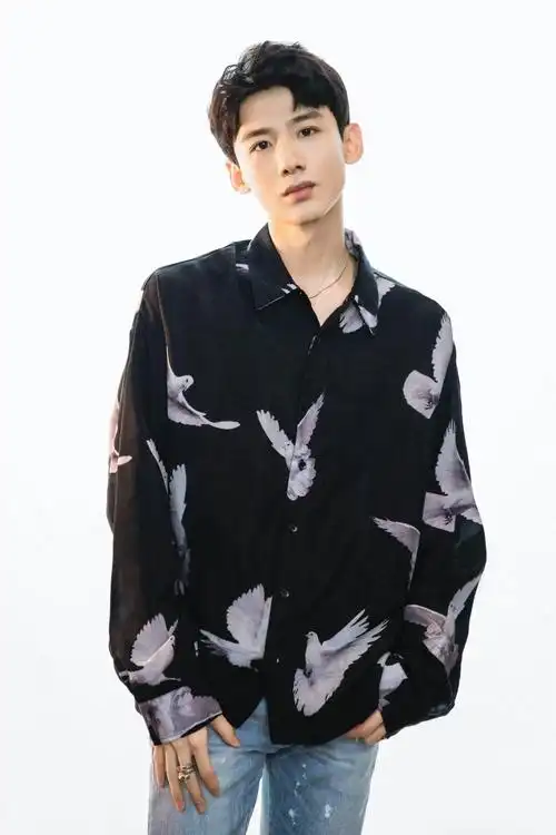 白敬亭多买几条裤子吧,鞋已经够多了,裤子只有一条@白敬亭