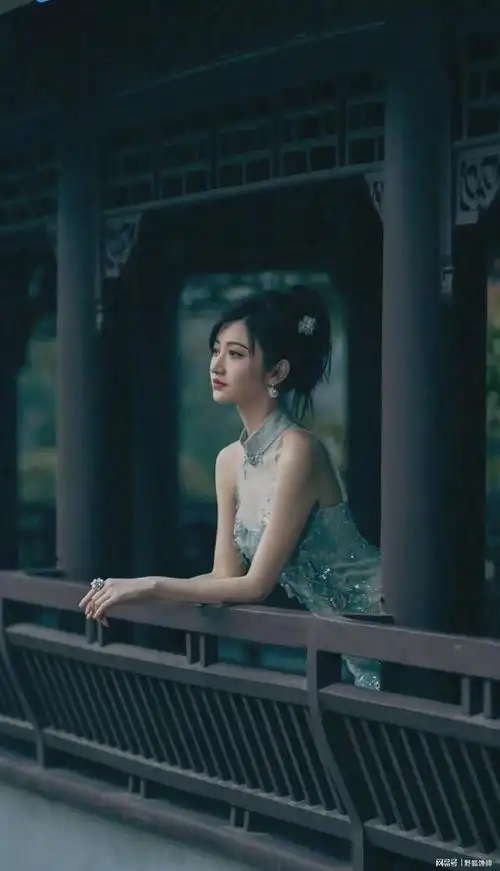 景甜身着刺绣薄纱旗袍,单手执扇站在栏杆旁,温文尔雅五官精致.