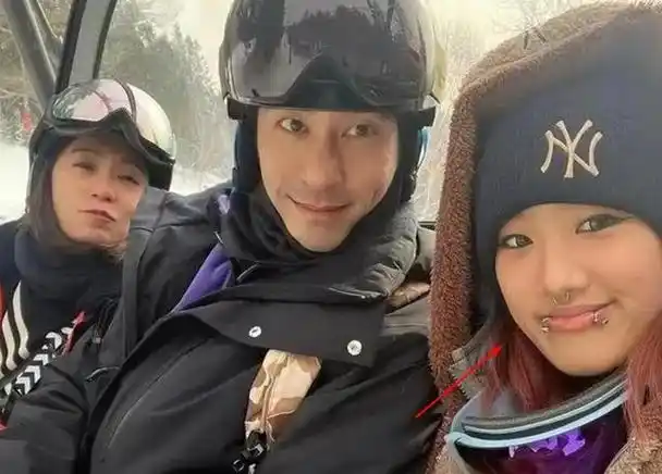 庾澄庆儿子晒女装照:穿红色连体裙戴长发,妖娆程度不输女明星