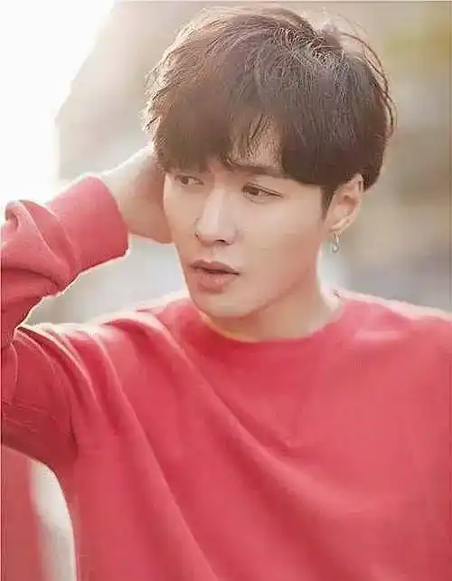 视频简介中第一句话就是"这是练习生的日常,也是我曾经的日常",张艺兴