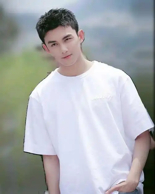 吴磊剪寸头男子气概爆棚出道13年阳光帅气气质清爽又养眼