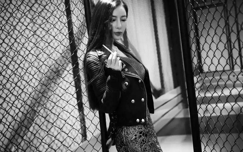 性感御姐帅气抽烟写真,大陆-美女图片