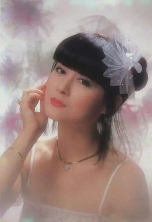 71岁潘迎紫有多作妖?活在滤镜里无法自拔,看到真实颜值后懵了