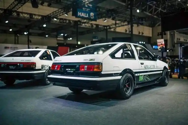 其中常规灯组版的为ae86 levin的纯电动版本,而采用