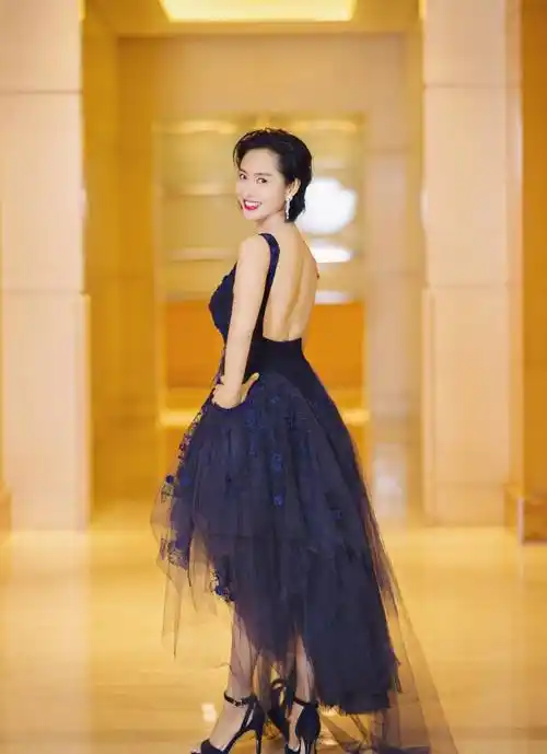 原创朱茵婚后更有韵味穿小黑裙配超短发气质出众48岁依旧风情万种