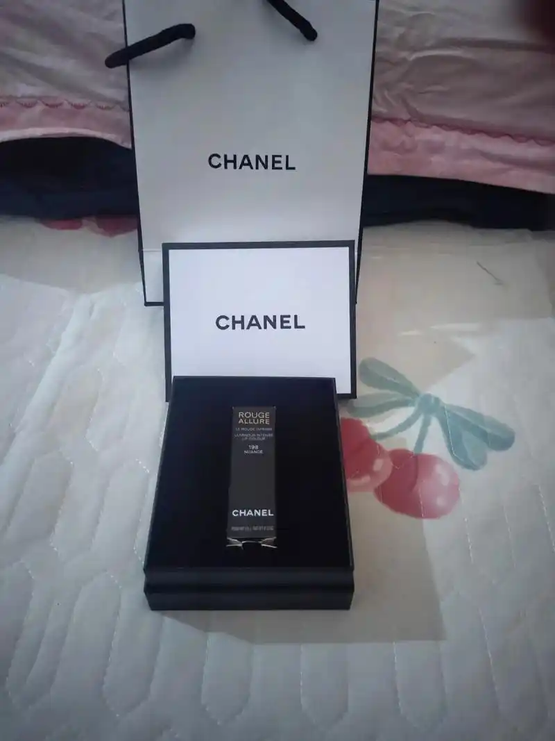 叮咚97～来自万先生的生日礼物96 喜提香奈儿口红一支96 生日未