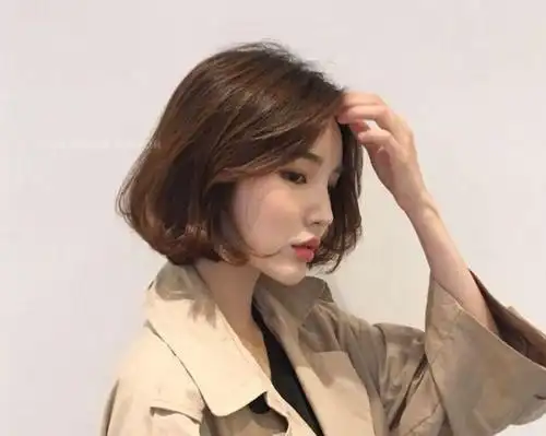 "网红气垫烫中短发"