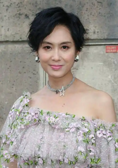 朱茵的身材保持得挺好穿白裙看得出曲线面容也有无医美的感觉