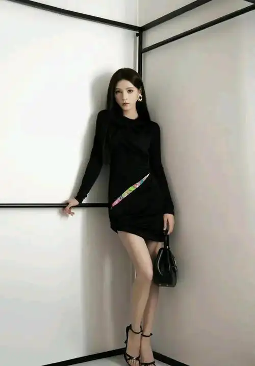 张予曦黑色连衣裙秀长腿,身材火辣引爆时尚圈,美貌与自律并存!