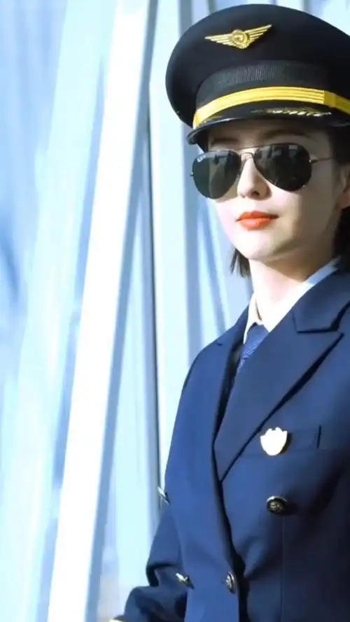 佟丽娅演机长的新造型亮相,你们喜欢这样的丫丫姐吗 #拍戏现场