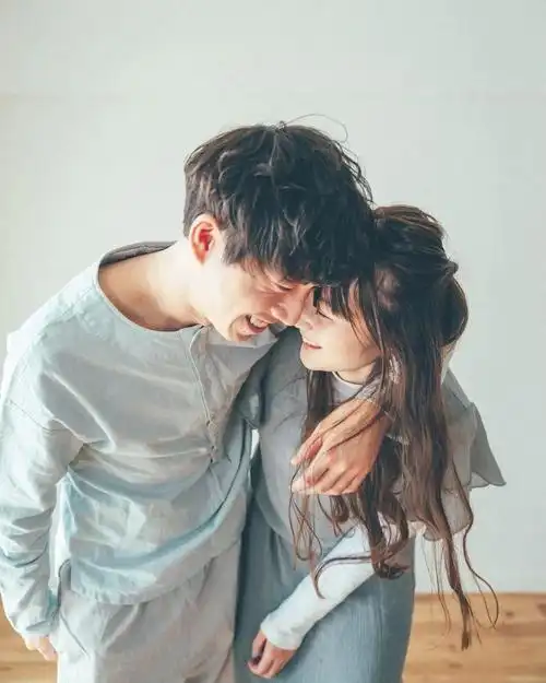 日本情侣摄影师拍下两代人的日常70w网友羡慕到哭这