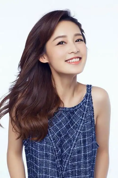 李沁气质灵动,活泼可爱的面貌,更有着一份纯净的美,平易近人