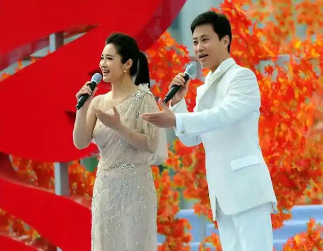 耿为华娶小14岁娇妻宠妻15年后遭抛弃离婚时与女儿抱头痛哭