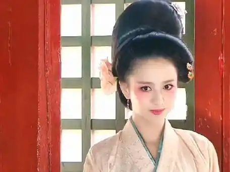 但是我还是觉得佟丽娅的古装最好看,明艳动人又大气!