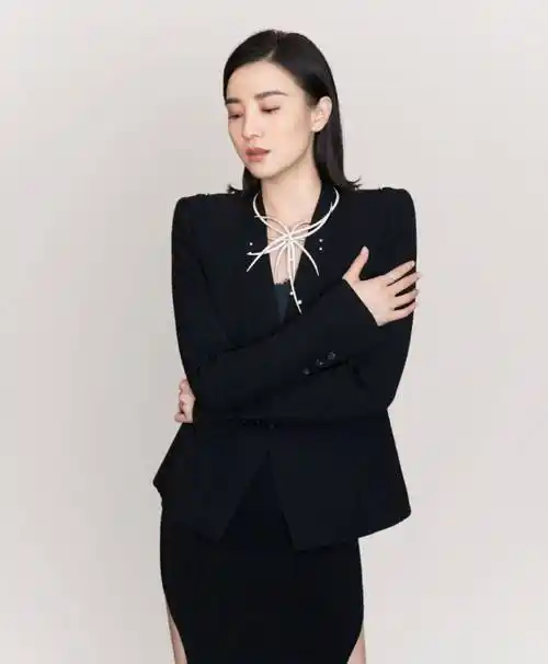 宋佳一如既往美到底,霸气西服搭不规则长裙,干练中不失小时尚_显得