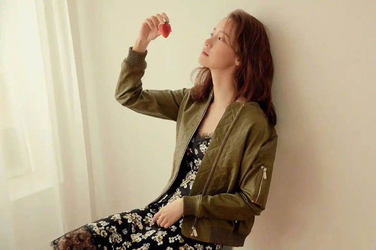 林允儿教科书式春日穿搭,一袭粉色碎花裙配长发超仙,美到骨子里