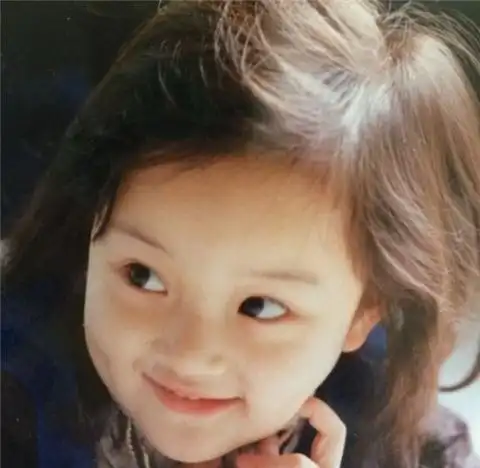 李小璐再大一些的时候,她慢慢开始变得漂亮起来,这张照片大概是快要2