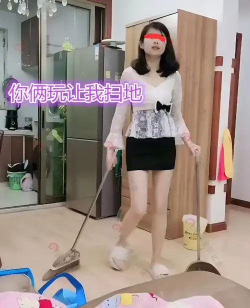男子给妻子的妹妹讲故事让妻子扫地妻子我给你俩腾地方吧