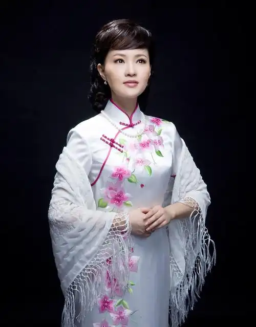 雷佳:38岁获得博士学位,事业巅峰嫁入豪门,丈夫身份不简单