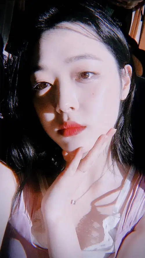 sylvia-vee  11月26日 9:43   关注  壁纸 崔雪莉 评论 收藏