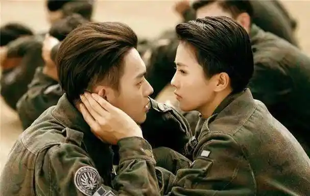 许凯现身白鹿小区再被拍,先后从家中出来疑已同居_回应_白鹿家_双方