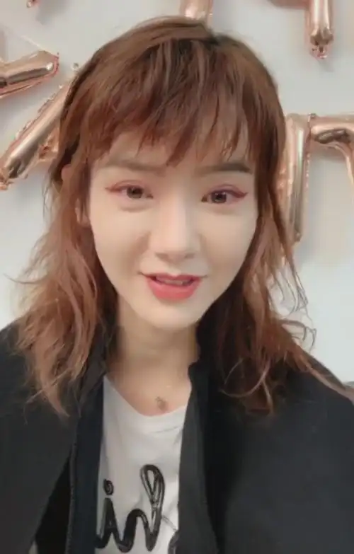 戚薇直播吃火锅底料,造型也变成这样,网友直呼脸都认不出来了!_网易订