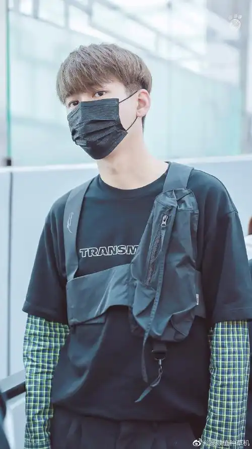 熊梓淇胸包马甲#黑色袜子 拖鞋显得腿超长,黑色t恤和马甲的搭配是