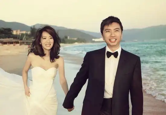 阔太李念晒与老公恩爱合照 庆结婚四周年【3】