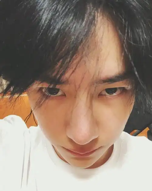 王一博粉丝在线催偶像快发自拍神操作被笑倒酷盖自拍来喽