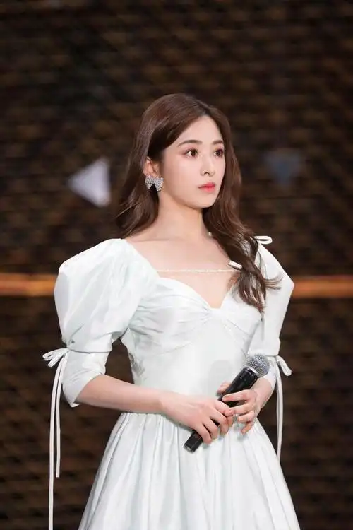 我被张含韵的饱满身材迷住了穿抹胸鱼尾裙换了风格大不同