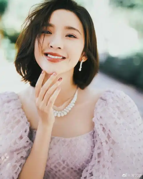 唐艺昕晒秋日氛围照温婉可人穿蓬蓬裙对镜甜笑