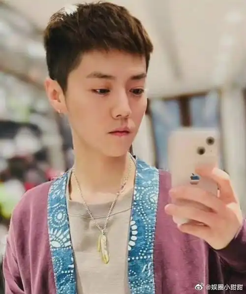 鹿晗晒黑白滤镜侧颜照#鹿晗ins更新96 黑白滤镜77寸头的侧颜太鲨