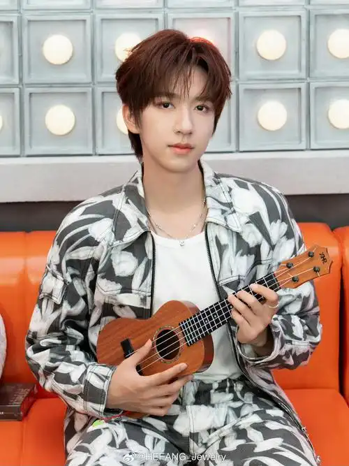 星光方糖长项链,灵动时髦,感谢演绎@时代少年团-贺峻霖#你好星期六