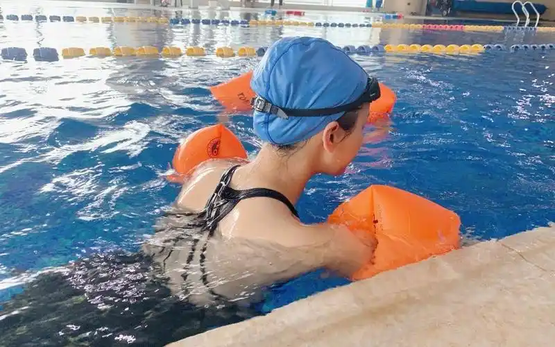 游泳池中的杨超越:芙蓉出水_哔哩哔哩 (゜-゜)つロ 干杯~-bilibili