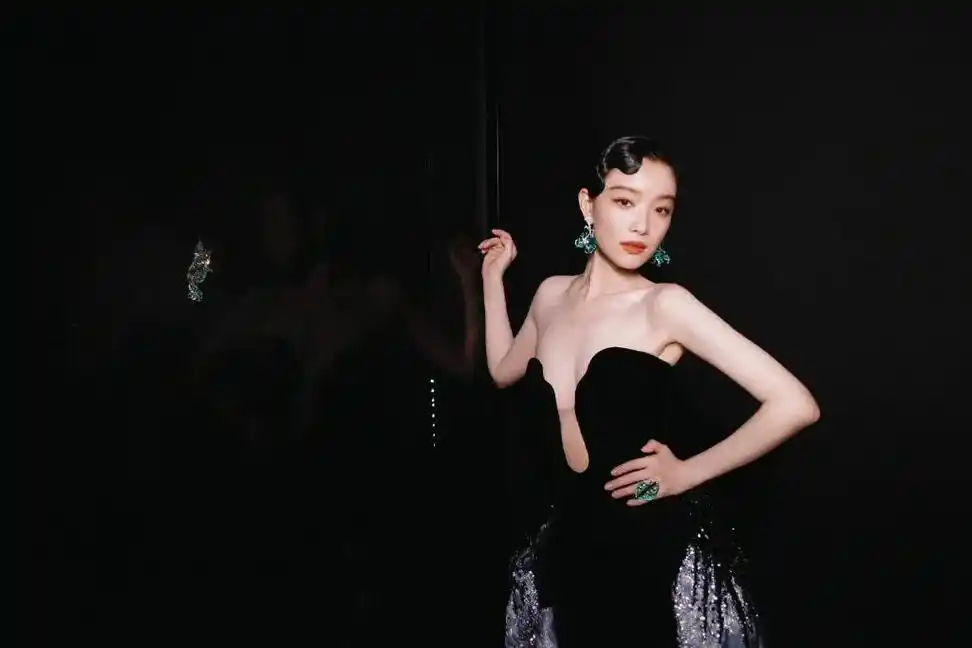 倪妮穿深v礼服化身复古名伶 佩奢华珠宝尽.倪妮穿深v礼服化身 - 抖音