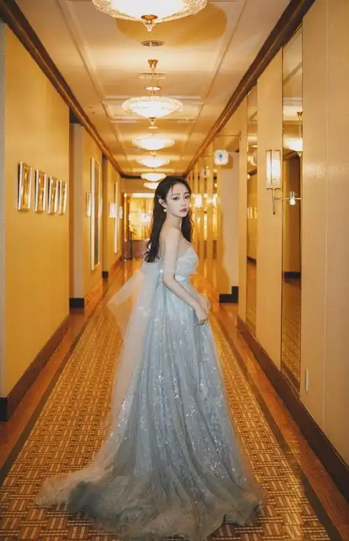 被吴佳怡惊艳到了,吊带镶钻拖地礼裙明艳贵气,冷御少女感真迷人