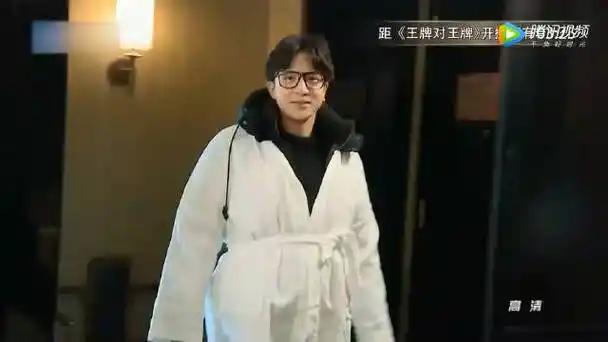 薛之谦为了称体重过关,大早上套了四五件衣服,还在羽绒服里放水瓶