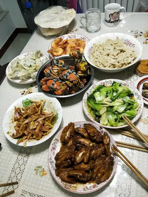 今天晚上的晚餐真丰盛,终于吃到了大螃蟹.妈妈做的鸡翅也很好吃.