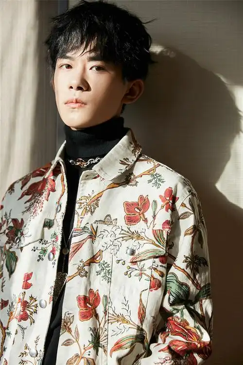 易烊千玺格莱美归来首次亮相活动显少年绅士风