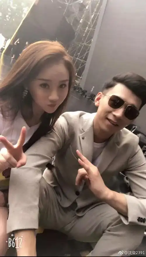 沈曼晒与异性合影竟索吻李学凌,天佑,王小源等人尽在其中!