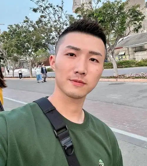 第2款:子弹头发型男生如果不喜欢烫发或者染发,但是也想改变一下头发