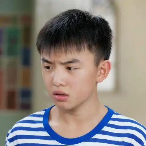 这位男明星的名字叫做郑伟,现如今当红的女童星基本上都曾经和他合作